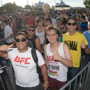 09.nov.2013 - Público forma longas filas do lado de fora da Goiânia Arena para o evento com Vitor Belfort na luta principal - Alexandre Loureiro/Inovafoto