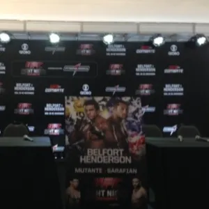 09.nov.2013 - Sala de imprensa pronta para receber os principais lutadores do UFC Goiânia após o evento nesta noite - José Ricardo Leite/UOL