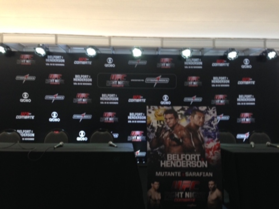 09.nov.2013 - Sala de imprensa pronta para receber os principais lutadores do UFC Goiânia após o evento nesta noite - José Ricardo Leite/UOL