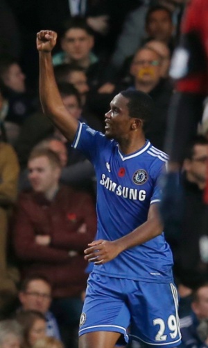 09.nov.2013 - Samuel Eto'o marca pelo Chelsea na partida contra o West Bromwich Albion, pelo Campeonato Inglês