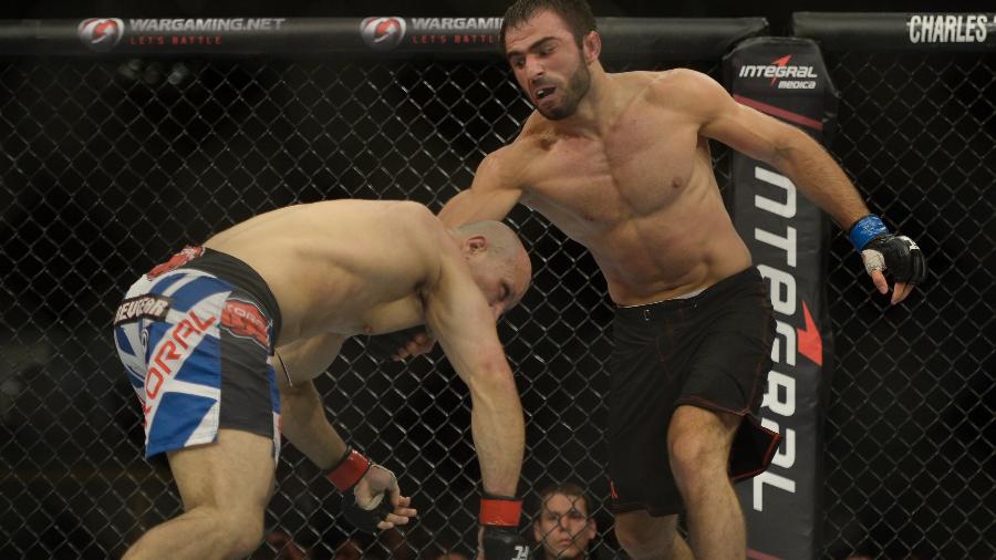 09.nov.2013 - Thiago Bodão (esquerda) durante luta contra russo Omari Akhmedov no UFC Goiânia - Alexandre Loureiro/Inovafoto