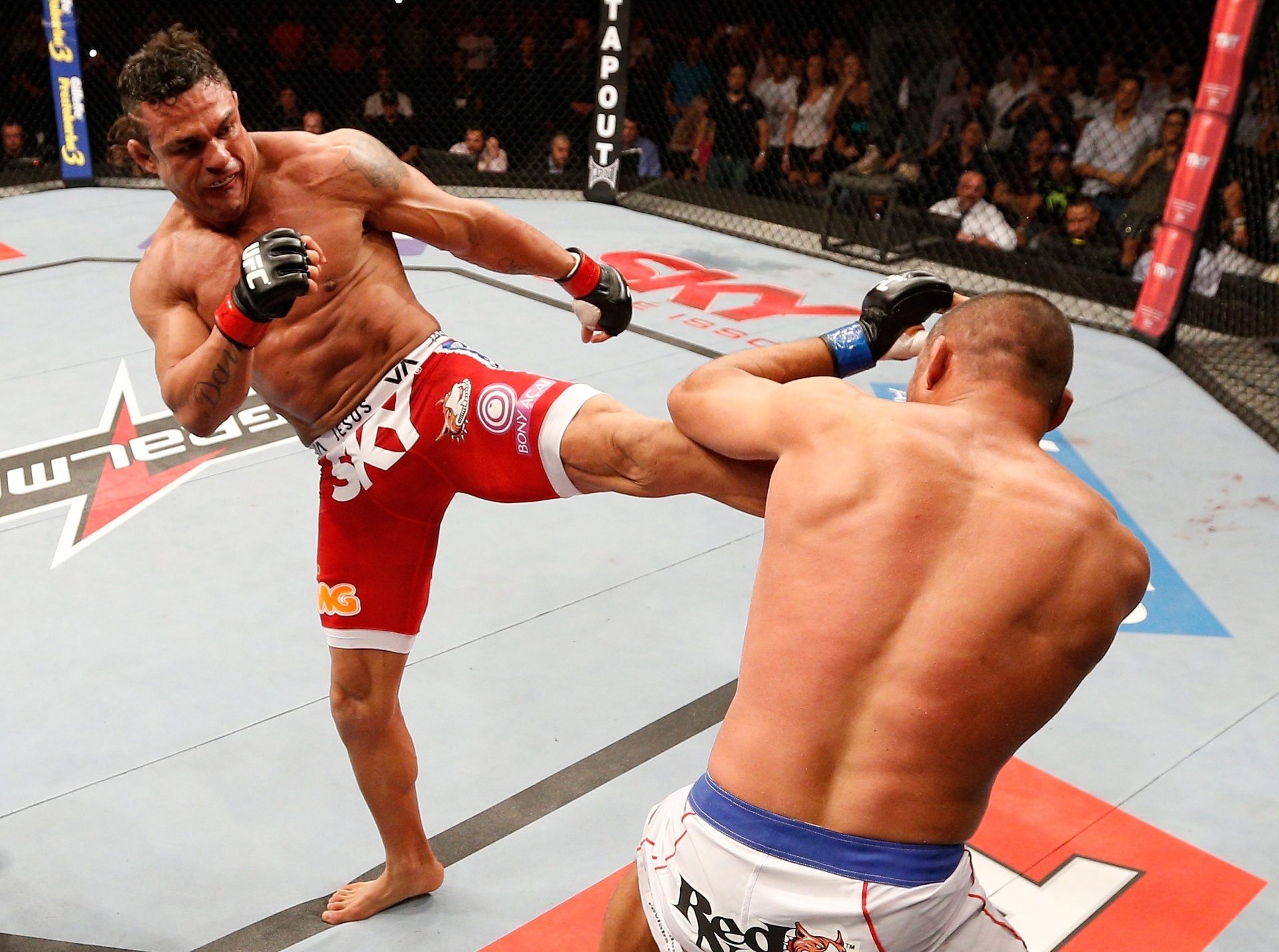 09.nov.2013 - Vitor Belfort acerta chute de esquerda na cabeça de Dan Henderson e nocauteia americano no primeiro round - Josh Hedges/Zuffa LLC/Zuffa LLC via Getty Images