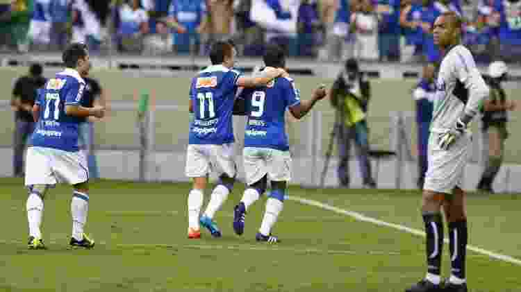 Borges e Dagoberto comemoram gol do Cruzeiro contra o Grêmio pelo Brasileirão - MARCUS DESIMONI / UOL - MARCUS DESIMONI / UOL