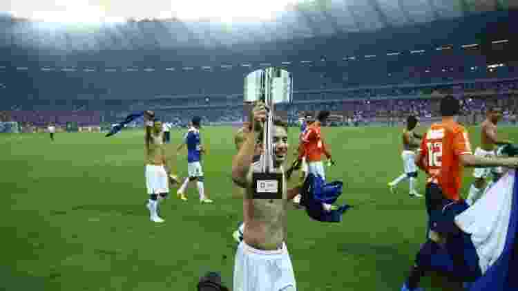 Everton Ribeiro desfila com a "taça" do Brasileirão após vitória do Cruzeiro sobre o Grêmio - MARCUS DESIMONI / UOL - MARCUS DESIMONI / UOL
