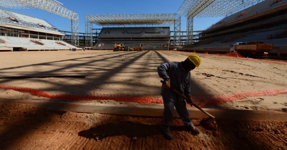 11.nov.2013 - Operário trabalha nas obras da Arena Pantanal, em Cuiabá. Estádio receberá quatro partidas da Copa 2014