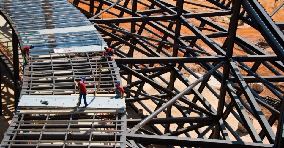 11.nov.2013 - Operários trabalham na cobertura da Arena Pantanal, estádio que está sendo construído para sediar quatro partidas da Copa 2014