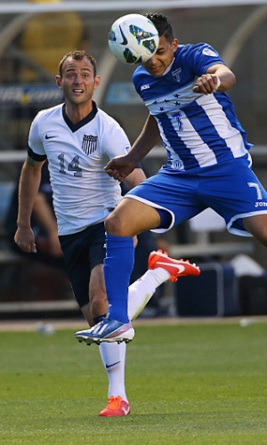 18.jun.2013 - Emilio Izaguirre (d), de Honduras, leva a melhor na disputa de bola com Brad Davis, dos EUA, durante partida pelas eliminatórias da Copa-2014