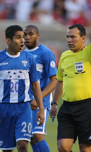 18.jun.2013 - Jorge Claros (e), de Honduras, reclama de marcação do árbitro em lance da partida contra os EUA pelas eliminatórias da Copa-2014