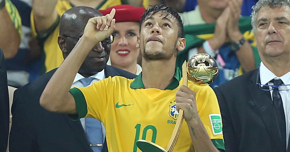 Neymar levanta a Bola de Ouro, prêmio de melhor jogador da Copa das Confederações de 2013