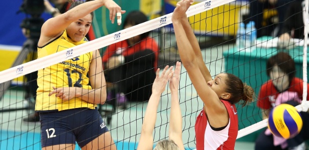 Natália, que atua no Campinas e na seleção brasileira de vôlei, revelou que sente dores no local da lesão - Divulgação/FIVB