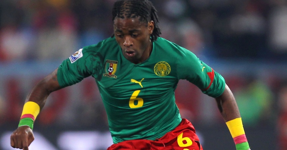 19.jun.2010 - Alexander Song, de Camarões, domina a bola durante a partida contra a Dinamarca pela Copa do Mundo