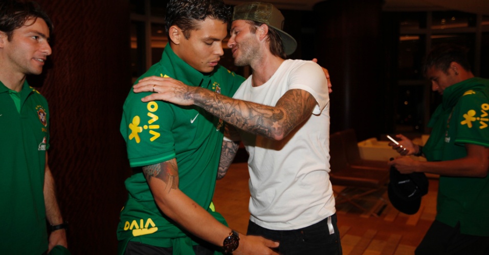 David Beckham abraça Thiago Silva em visita ao hotel da seleção