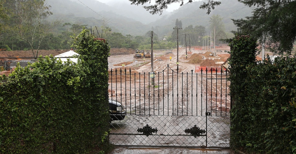 Foto mostra situação das obras de casas para população desabrigada por chuvas em 2011