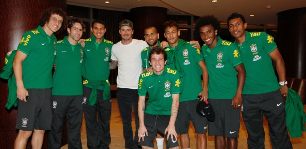 Jogadores posam para foto com David Beckham, uma das estrelas com quem a seleção conviveu