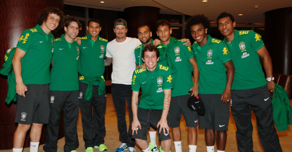 Jogadores da seleção brasileira posam para foto com David Beckham