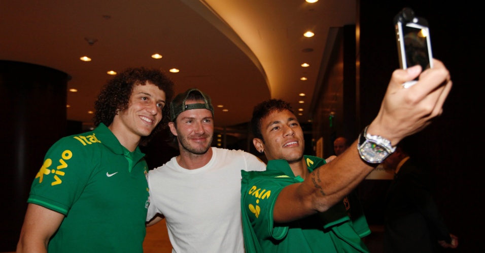 Neymar tira foto ao lado de Beckham e David Luiz