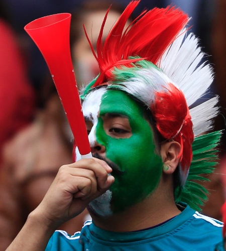 Torcida mexicana aguarda início do jogo contra a Nova Zelândia