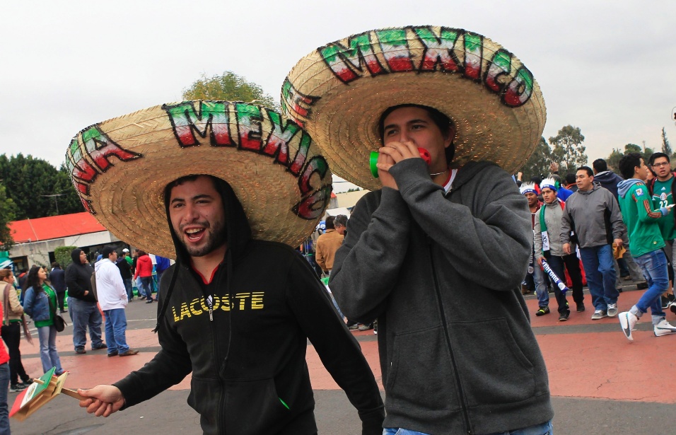Torcida mexicana aguarda início do jogo contra a Nova Zelândia