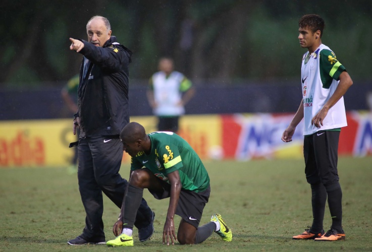 13.nov.2013 - Felipão passa instruções a Ramires e Neymar durante treino da seleção em Miami