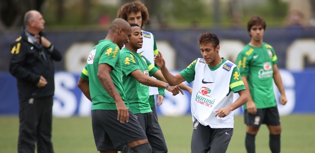 Maicon, Robinho e Neymar brincam durante trinamento da seleção brasileira nesta quarta-feira