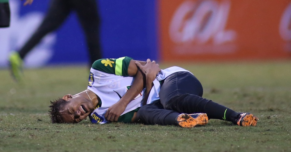 13.nov.2013 - Neymar cai no gramado durante treino da seleção brasileira em Miami 
