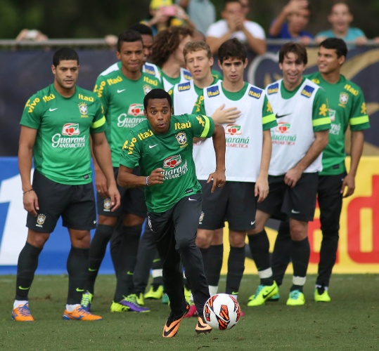 13.nov.2013 - Robinho durante treinamento da seleção brasileira em Miami