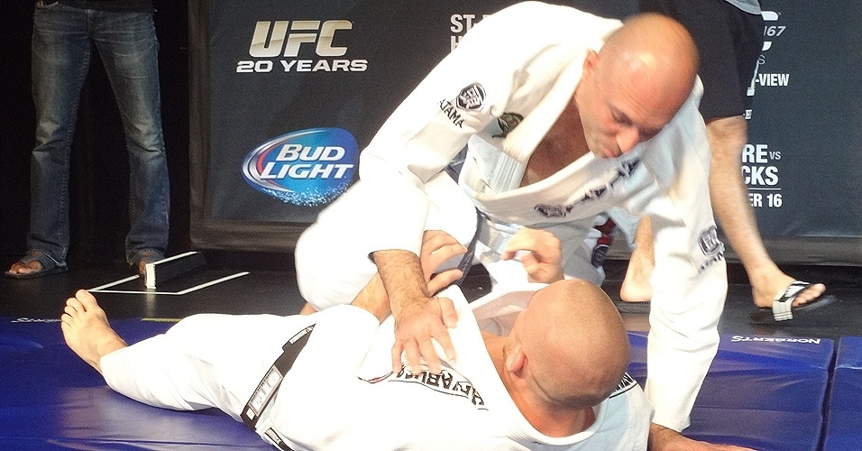 13.nov.2013 - Royce Gracie participou, ao lado de Georges St-Pierre, de treino aberto para o UFC 167 - undefined