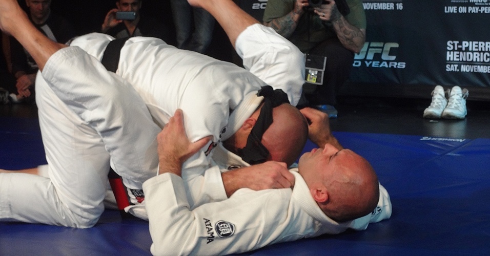 13.nov.2013 - Vendado, Georges St-Pierre treina com Royce Gracie durante treino aberto do UFC 167 em Las Vegas - undefined