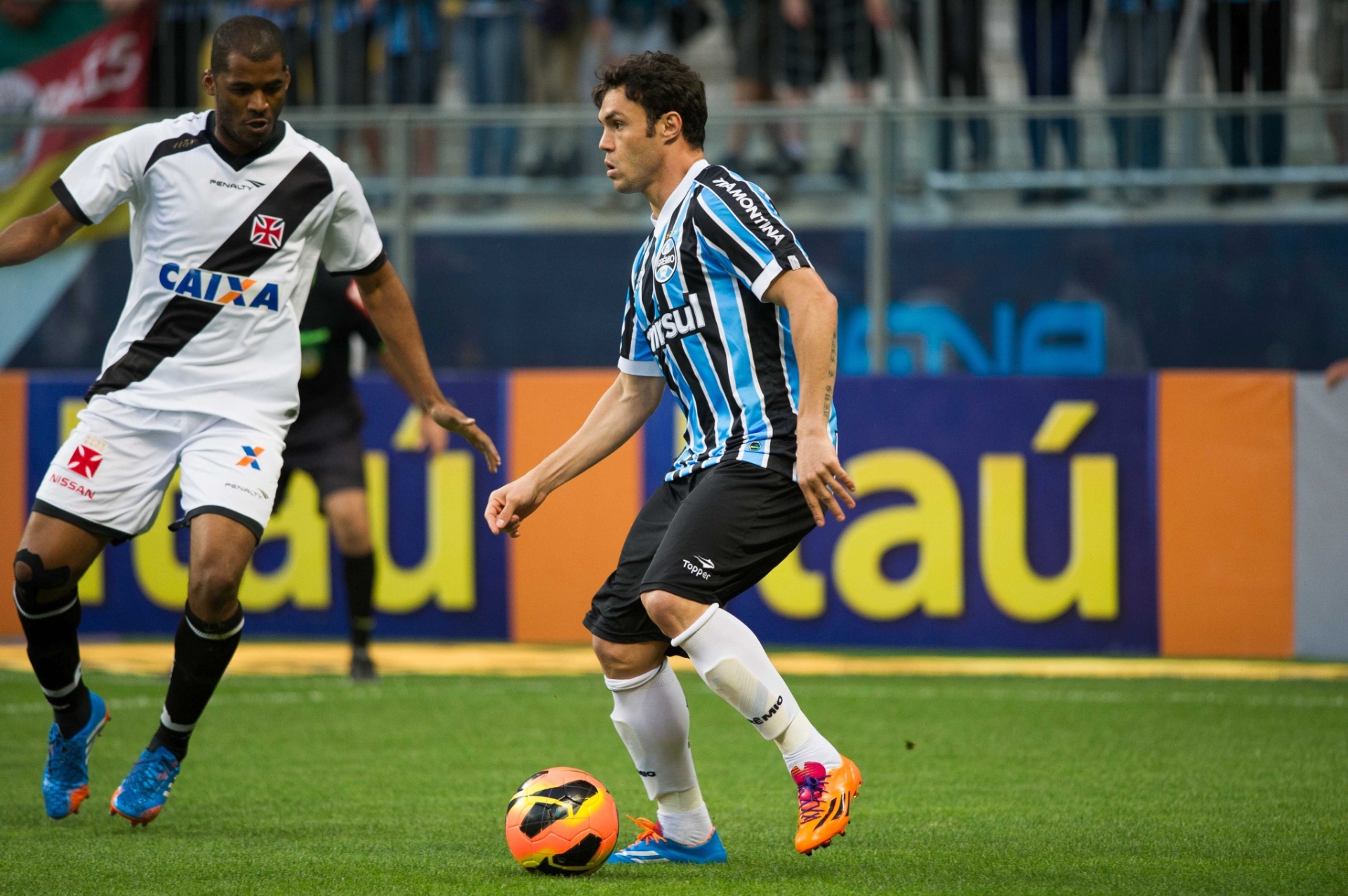 Atacante Kleber, do Grêmio, enfrenta marcação de Renato Silva, do Vasco - 13.nov.2013 - Vinícius Costa/ Agência Preview