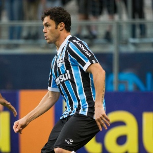 Atacante Kleber, do Grêmio, enfrenta marcação de Renato Silva, do Vasco - 13.nov.2013 - Vinícius Costa/ Agência Preview