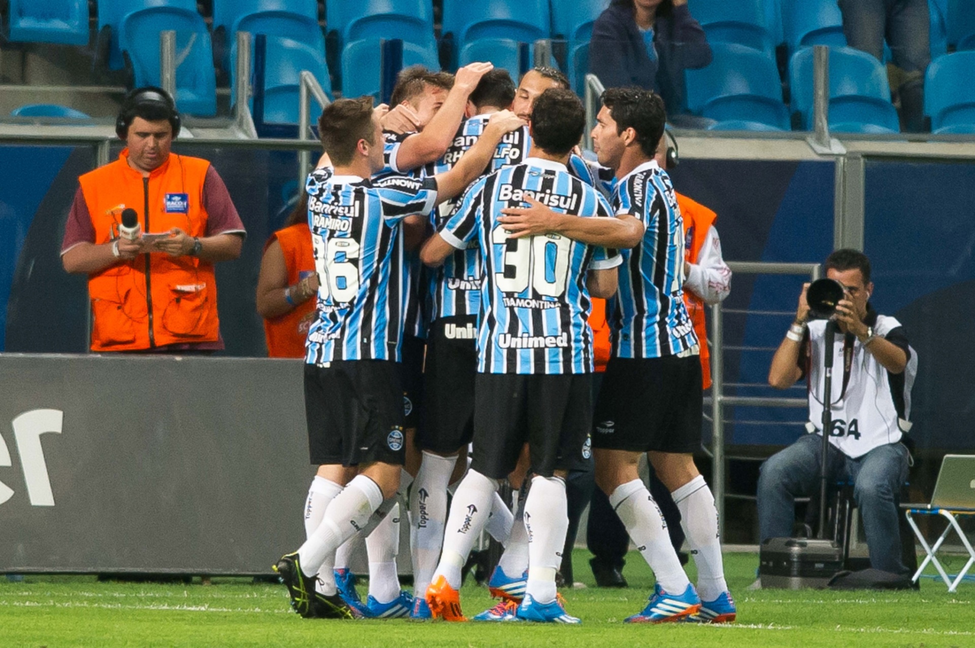 Jogadores do Grêmio comemoram gol de Rhodolfo sobre o Vasco pelo Brasileirão - 13.nov.2013 - Vinícius Costa/ Agência Preview