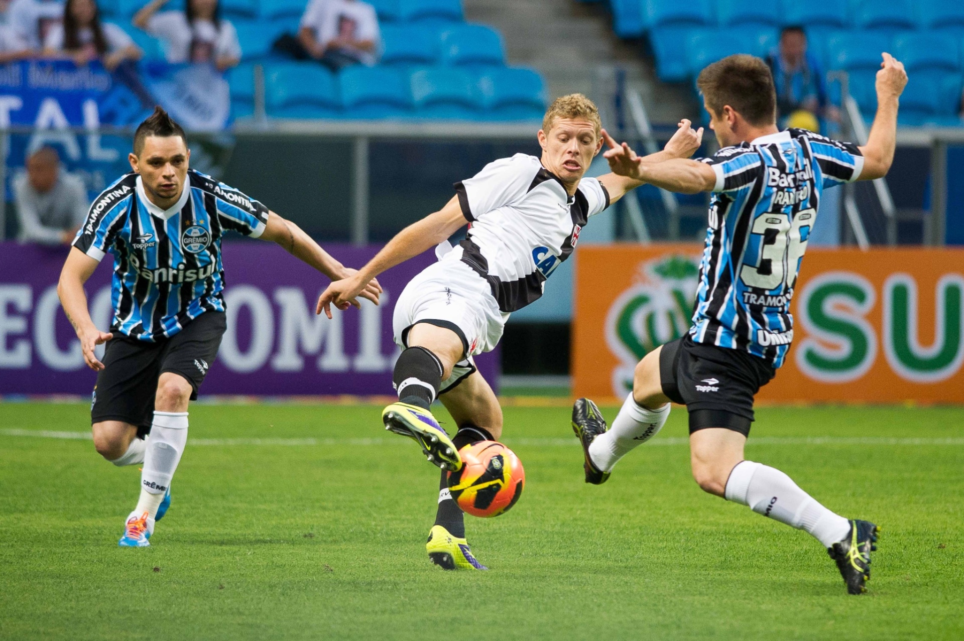 Marlone, do Vasco, tenta vencer disputa de bola contra gremistas - 13.nov.2013 - Vinícius Costa/ Agência Preview