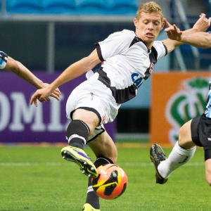 Marlone, do Vasco, tenta vencer disputa de bola contra gremistas - 13.nov.2013 - Vinícius Costa/ Agência Preview