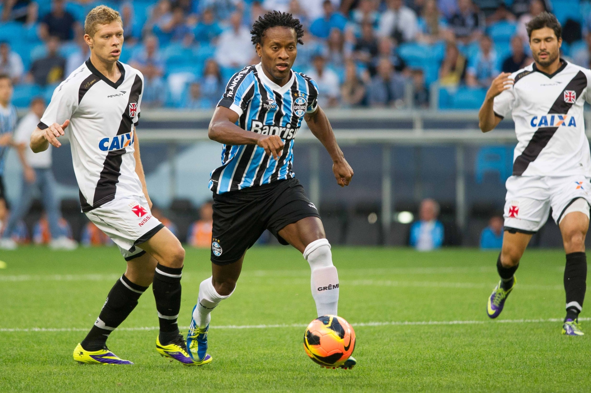 Meia Zé Roberto corre com a bola dominada durante jogo contra o Vasco pela Série A - 13.nov.2013 - Vinícius Costa/ Agência Preview