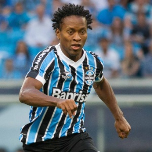 Meia Zé Roberto corre com a bola dominada durante jogo contra o Vasco pela Série A - 13.nov.2013 - Vinícius Costa/ Agência Preview