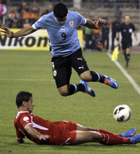 Tareq Khattab tenta conter Luis Suárez no jogo entre Jordânia e Uruguai - 13.11.2013