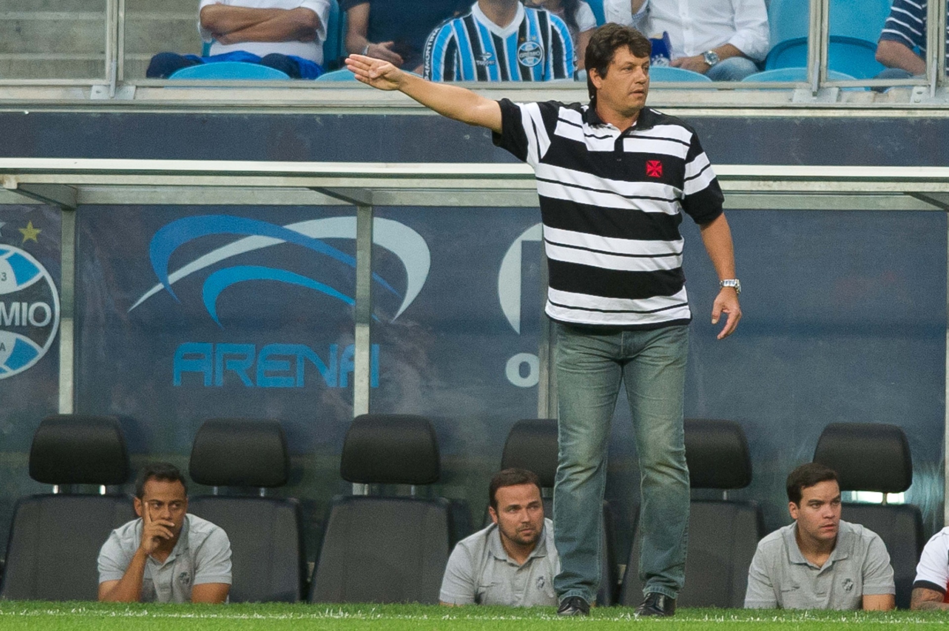 Técnico do Vasco, Adilson Batista, orienta equipe durante jogo contra o Grêmio - 13.nov.2013 - Vinícius Costa/ Agência Preview