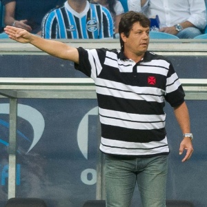 Técnico do Vasco, Adilson Batista, orienta equipe durante jogo contra o Grêmio - 13.nov.2013 - Vinícius Costa/ Agência Preview