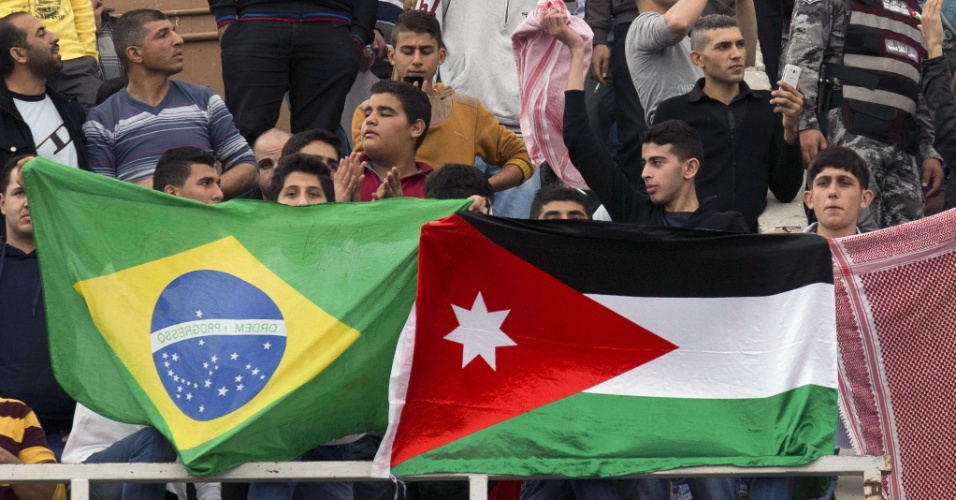 Torcida da Jordânia mostra bandeira do Brasil no jogo com o Uruguai - 13.11.2013