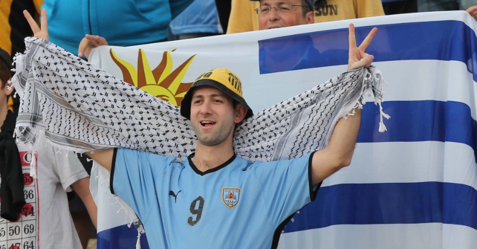Uruguaio espera início da partida contra a Jordânia pela repescagem - 13.11.2013
