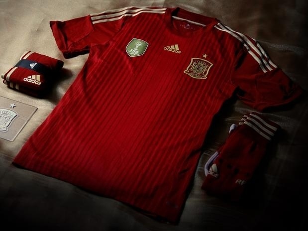 13.nov.2013 - Camisa da seleção espanhola volta a ficar praticamente inteira vermelha