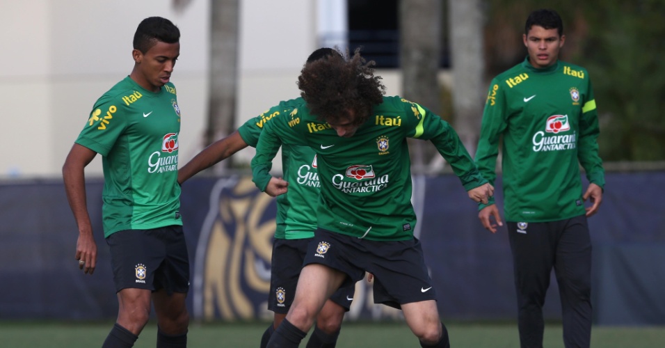 14.nov.2013 - David Luiz, Robinho e Luiz Gustavo são observados por Thiago Silva
