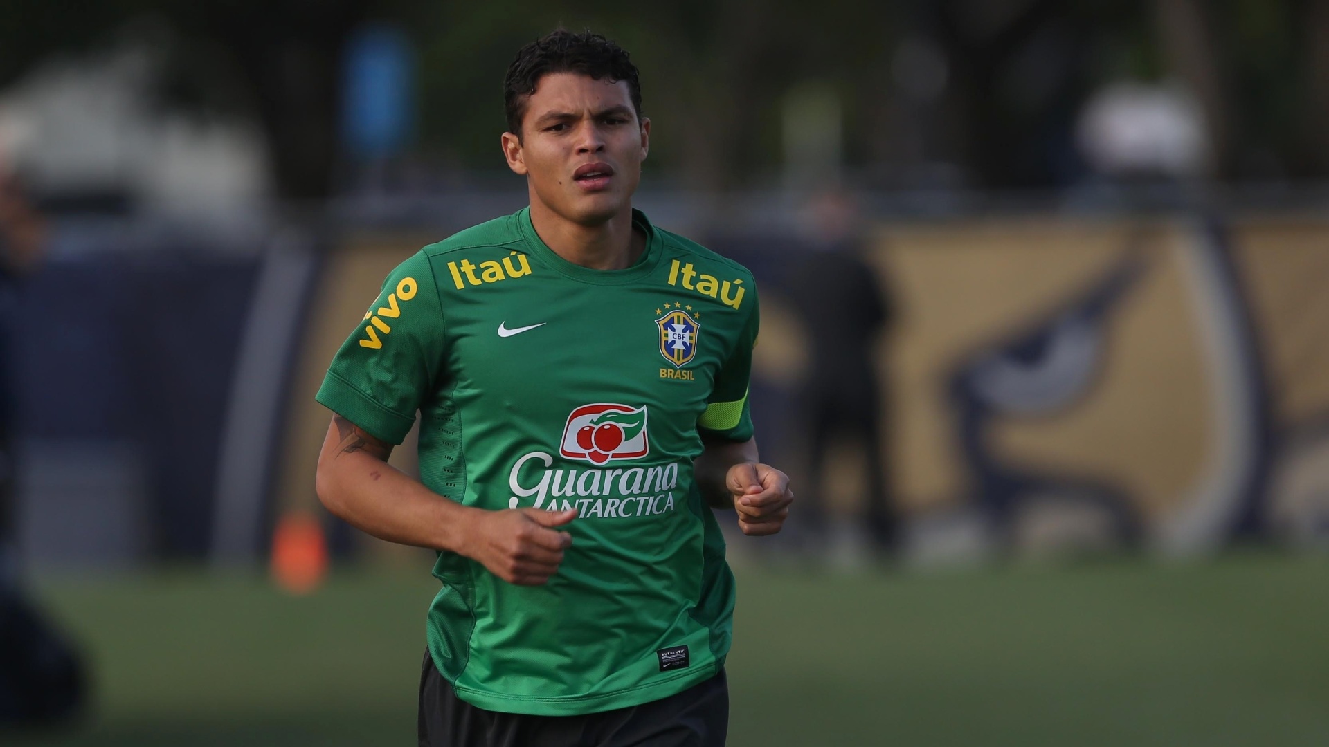 14.nov.2013 - Zagueiro Thiago Silva foi poupado da atividade e ainda é dúvida para o duelo contra Honduras
