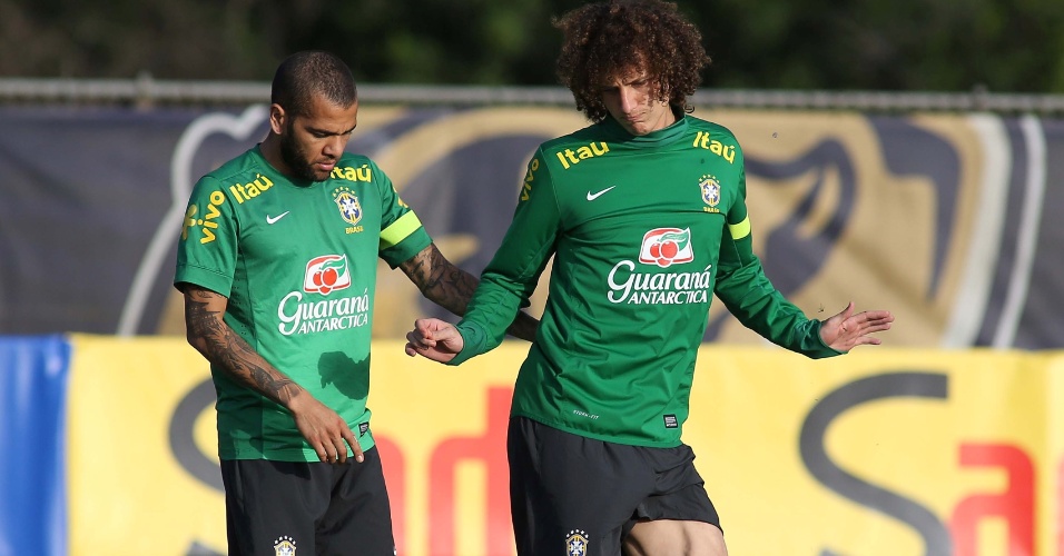 14.nov.2013 - David Luiz e Daniel Alves brincam em treino da seleção brasileira 