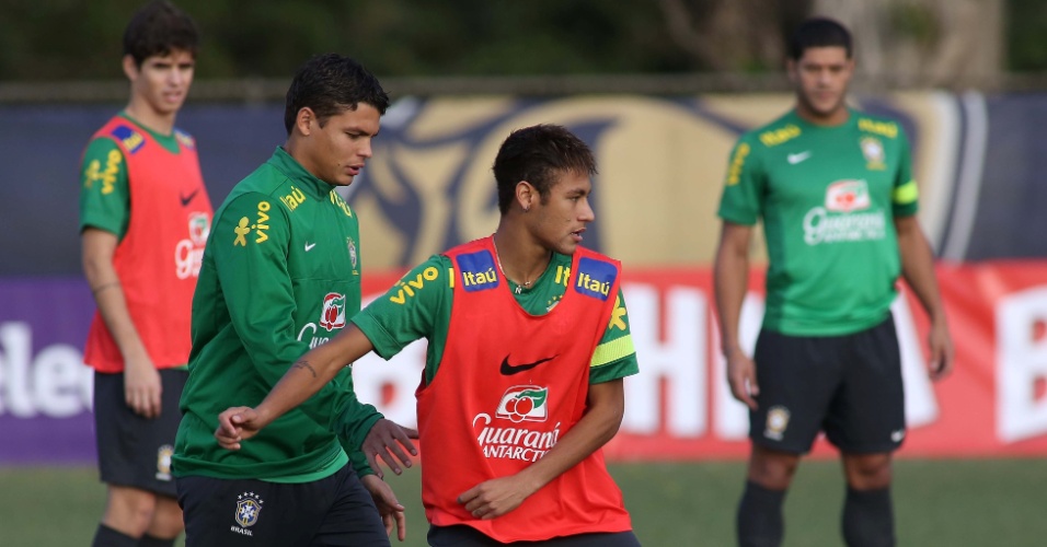 14.nov.2013 - Neymar e Thiago Silva são observados por Oscar durante treino da seleção brasileira