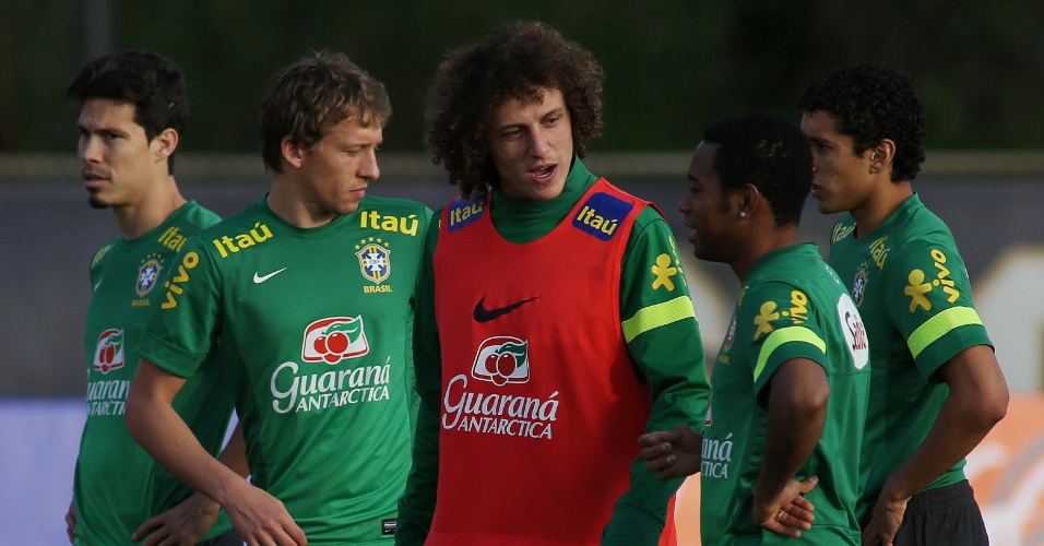 14.nov.2013 - David Luiz conversa com Robinho durante treinamento da seleção brasileira