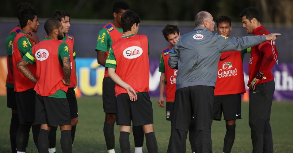 14.nov.2013 - Felipão orienta jogadores da seleção durante treinamento realizado em Miami