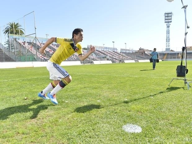 14.nov.2013 - James Rodríguez participou do lançamento do novo uniforme colombiano para a Copa