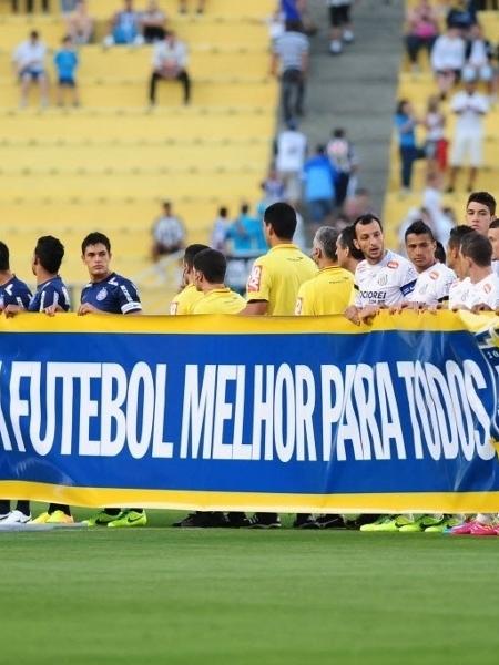 Jogadores de Santos e Bahia seguram faixa de apoio ao Bom Senso FC (14.nov.2013)