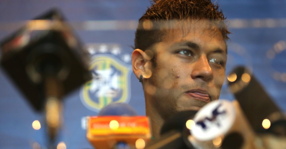 14.nov.2013 - Neymar concede entrevista coletiva em Miami